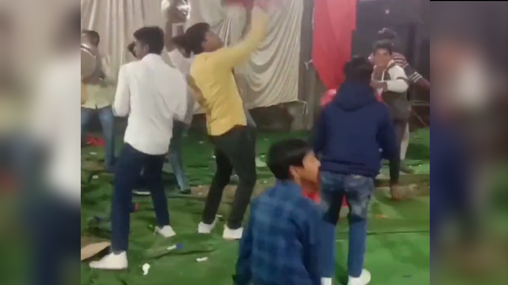 Men dancing with utensils at wedding triggers hilarious reactions Men dancing with utensils at wedding triggers hilarious reactions