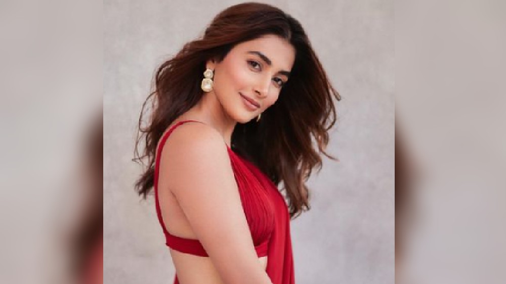 Pooja takes the stage on reality show by singing Dehachi Tijori