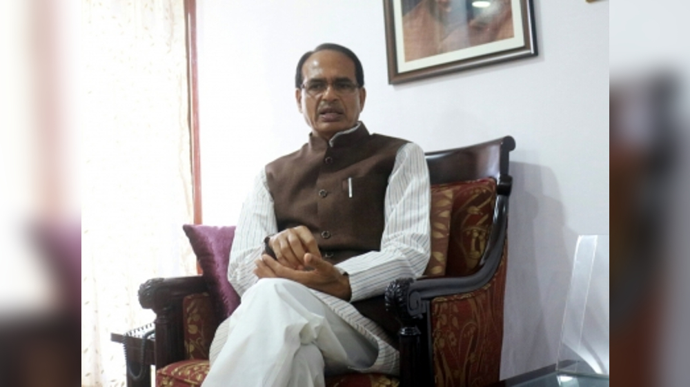 Shivraj Chouhan publicly suspends Niwari collector from stage