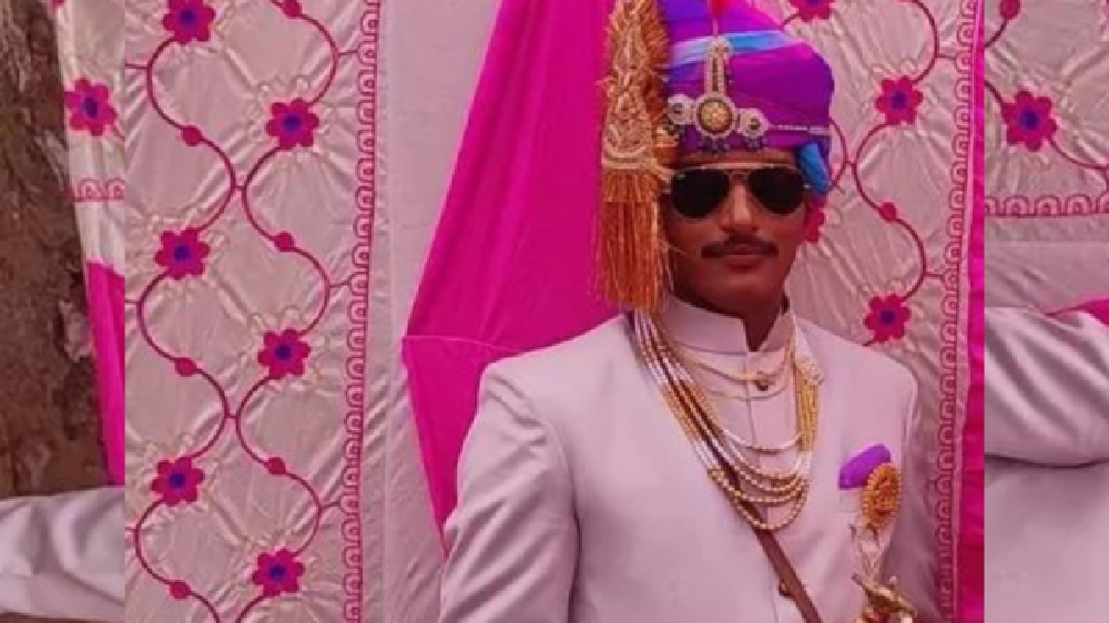 Gujarat poll phase-2: BSF Jawan votes first before getting married