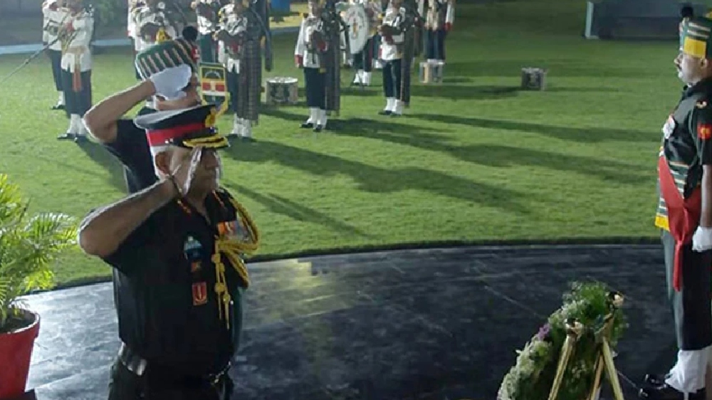 GoC Dakshin Bharat lays wreath on occasion of Vijay Diwas