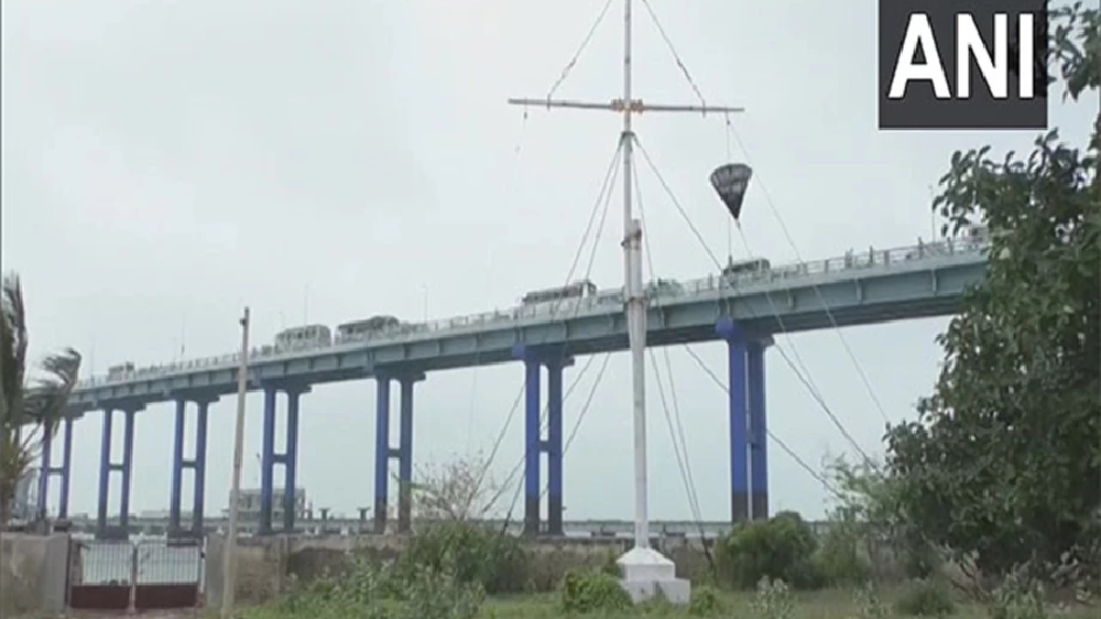 Warning Cage 3 mounted at Pamban port to warn of impending dangers Warning Cage 3 mounted at Pamban port to warn of impending dangers