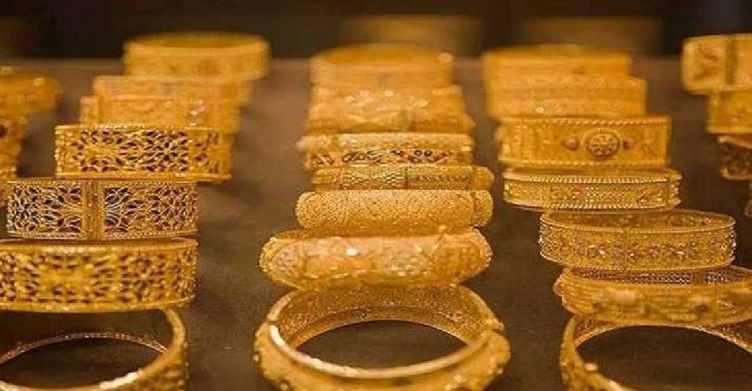 Gold rises Rs 121, silver declines by Rs 145