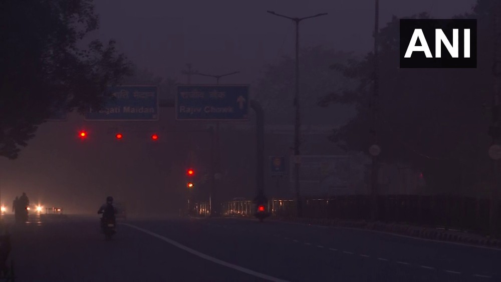 Dense fog engulfs Delhi: Trains, flights delayed due to low visibility