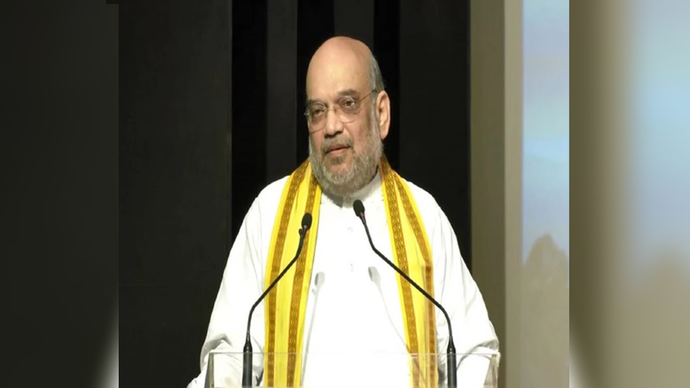 Guj celebrates Uttarayan festival; Shah, Patel join in kite flying