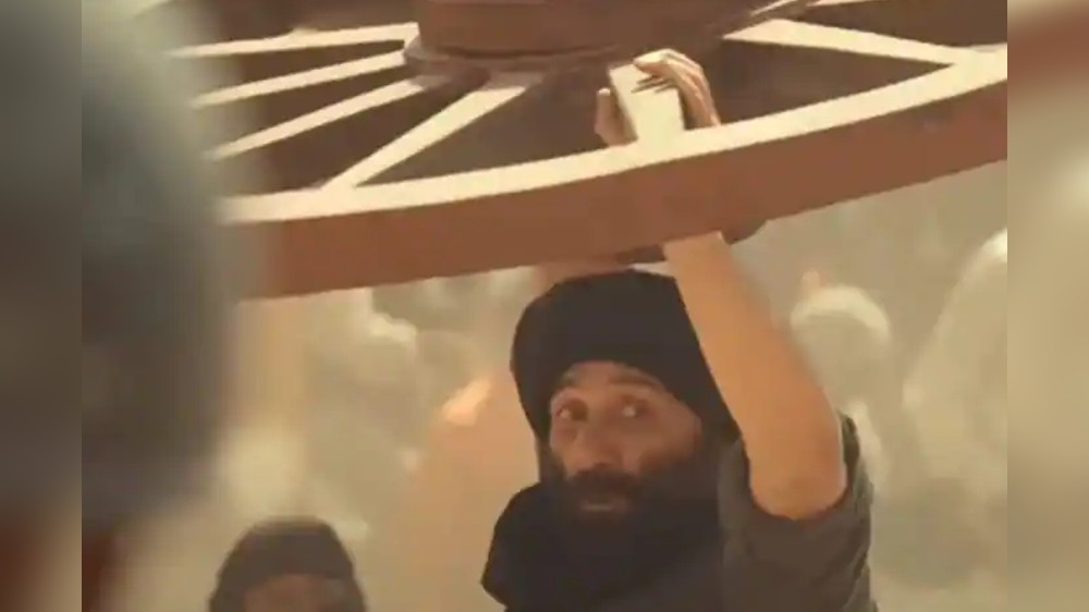 After hand pump, Sunny Deol lifts giant wheel in ‘Gadar’ sequel After hand pump, Sunny Deol lifts giant wheel in ‘Gadar’ sequel