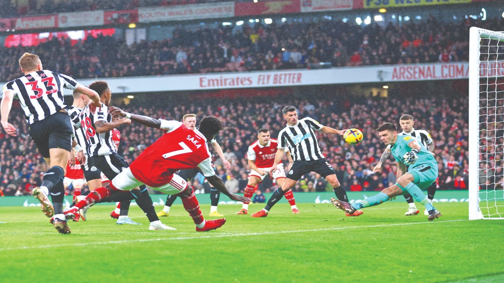 Newcastle holds Arsenal; United wins