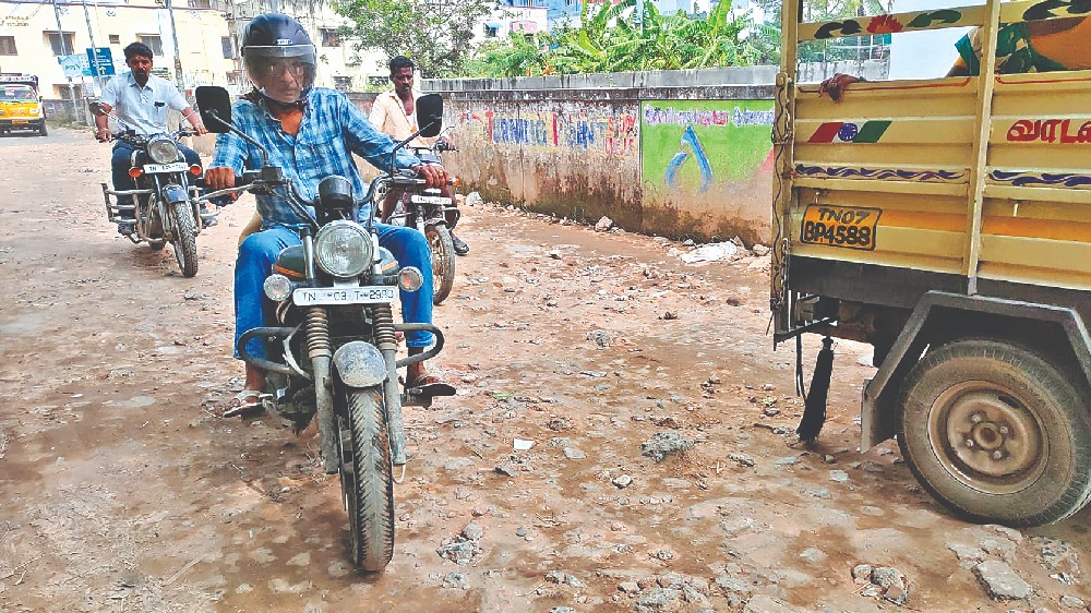 Accidents, congestion norm on Medavakkam Main Road Accidents, congestion norm on Medavakkam Main Road