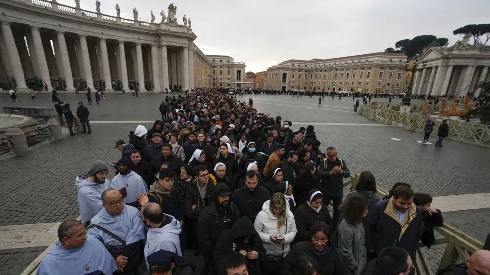 Tens of thousands view Benedict XVI’s body at Vatican