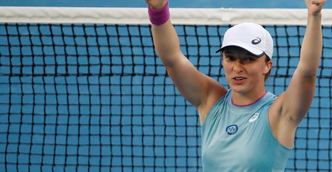 Tennis-Swiatek quells Niemeier challenge in testing opener