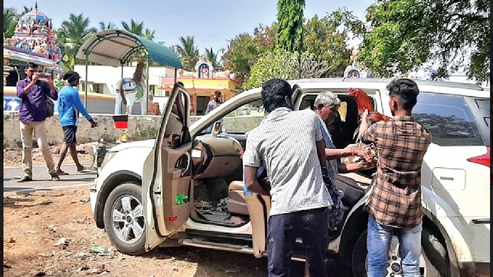 Police stop illegal rooster fight in Karur Police stop illegal rooster fight in Karur