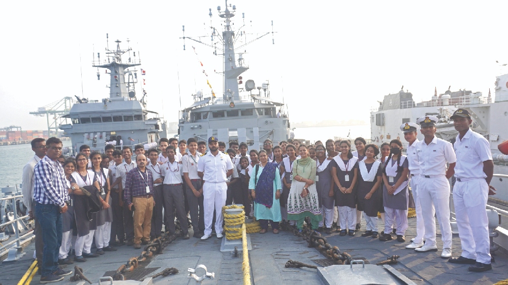 Students of city school visit naval, Coast Guard ships