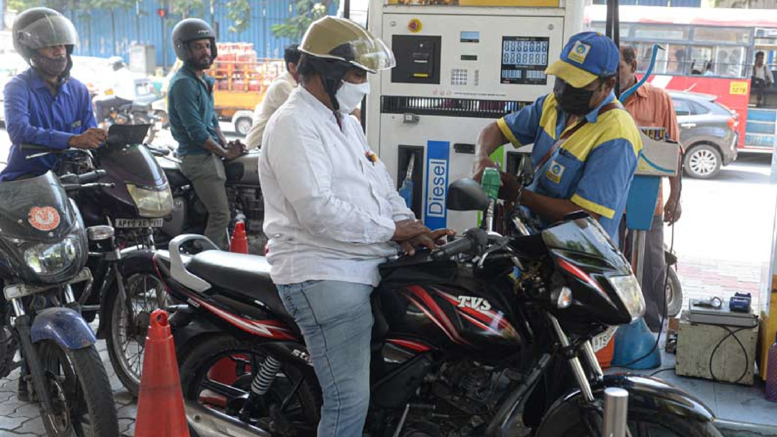 Petrol, diesel prices remain unchanged for 238th day in Chennai