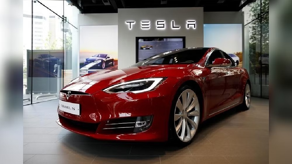 Tesla told workers not to discuss pay, working conditions