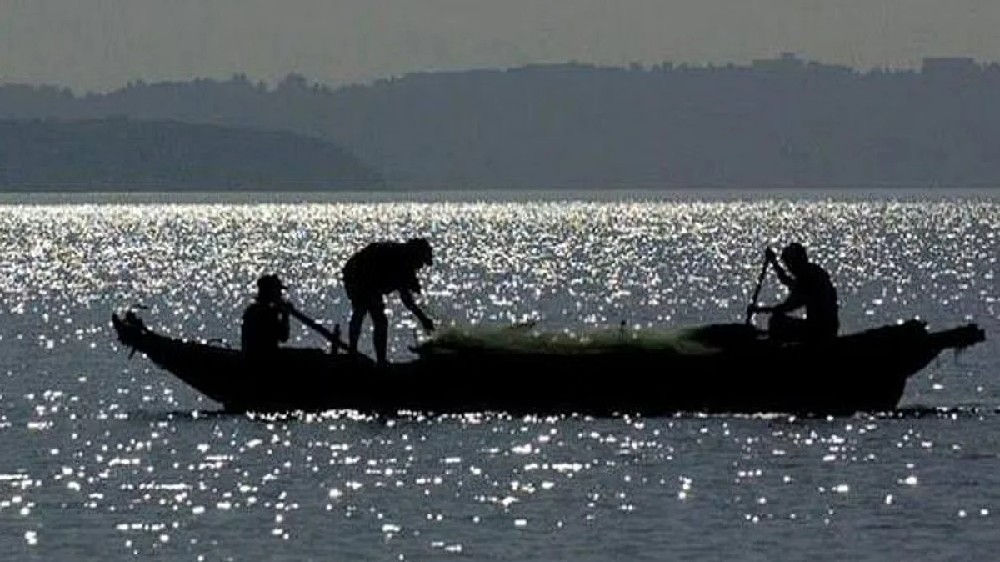 Fishermen rescue couples caught in waves off Tiruvottiyur beach Fishermen rescue couples caught in waves off Tiruvottiyur beach