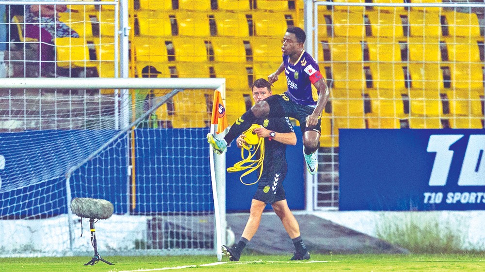 Ogbeche nets hat-trick as Hyderabad moves top