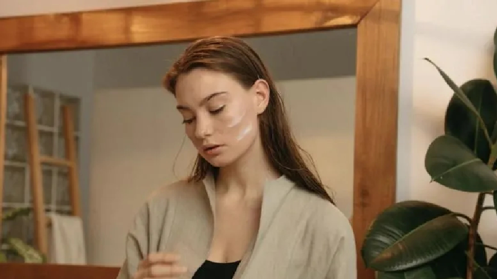Celeb Makeup Artist shares makeup hacks to avoid