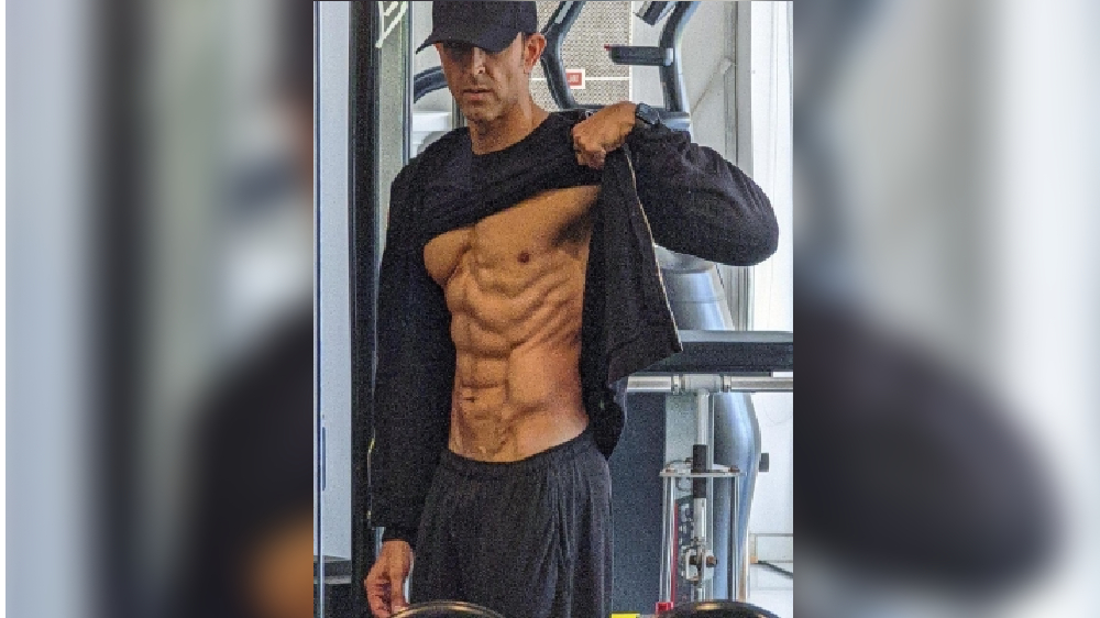 Hrithik Roshan flaunts six pack abs as he steps into 2023