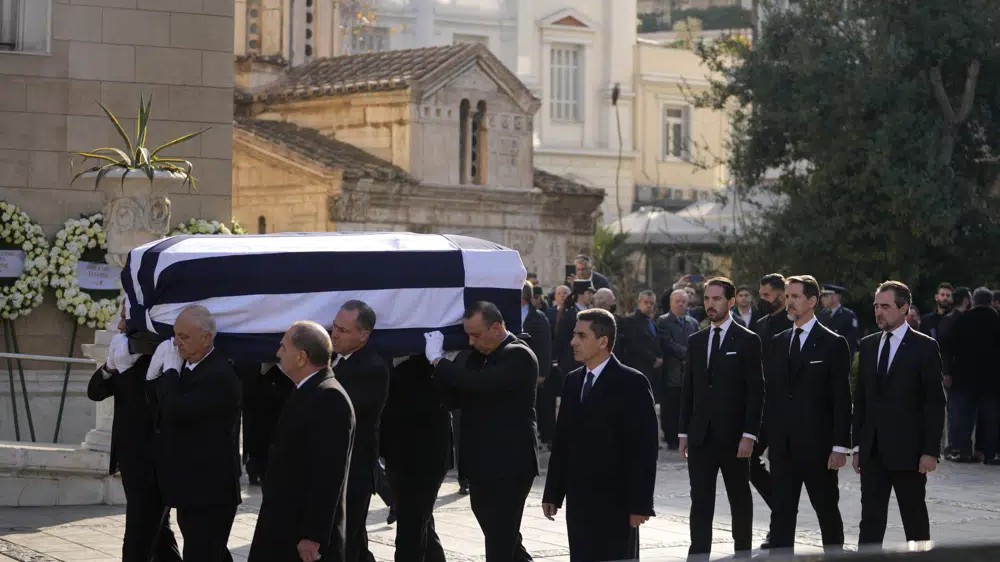 Thousands turn out to bid farewell to Greeces former king