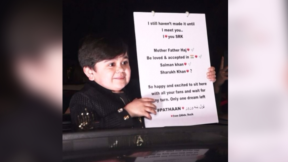 Abdu Rozik shows his love for Pathaan, joins SRK fans outside Mannat