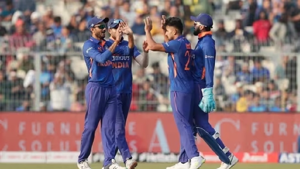 2nd ODI: Sri Lanka 215 all out in 39.4 overs against India