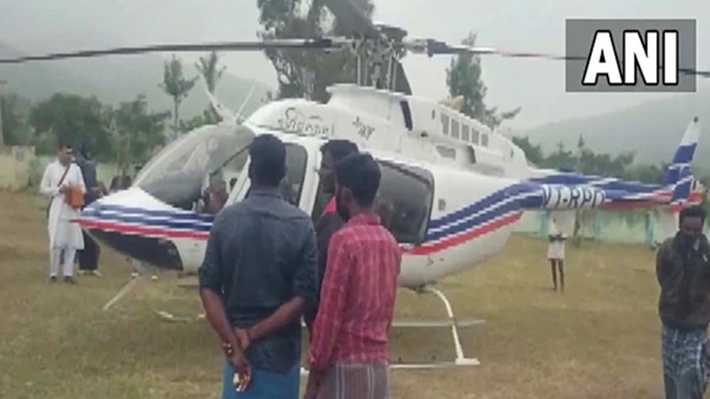 Chopper with Sri Sri Ravi Shankar makes emergency landing in TN