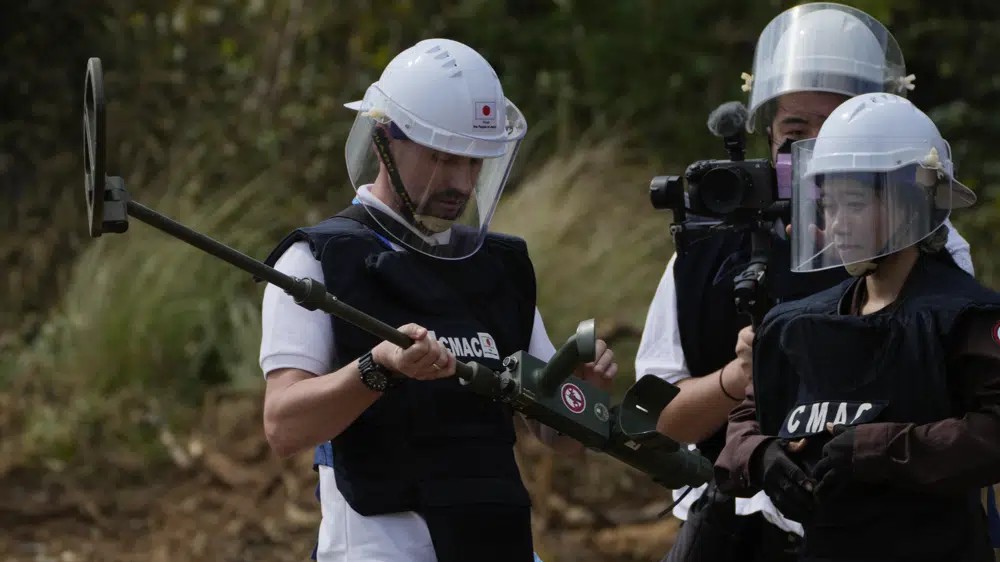 Ukrainians learn mine clearing skills from Cambodian experts