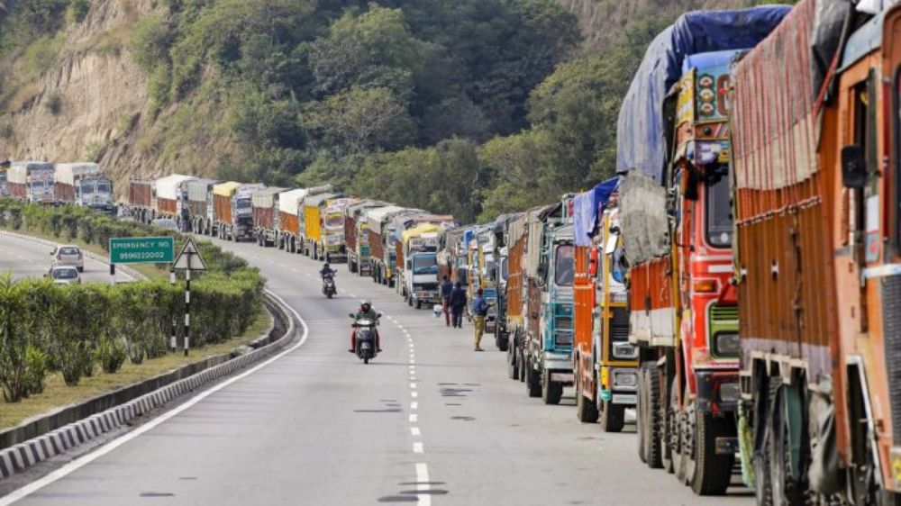 Jammu Srinagar Highway reopens, stranded vehicles allowed first