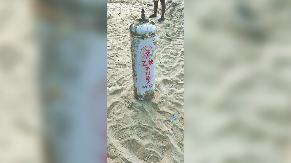 Fishers find cylinder with Chinese script in Nagai