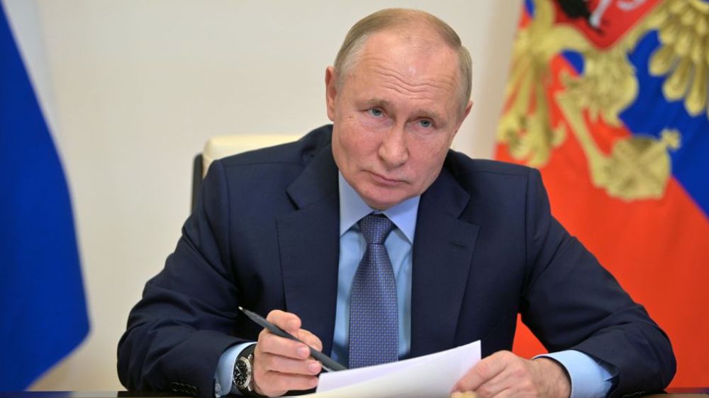 Putin tells biz elite: Dont beg for Western money, invest in Russia