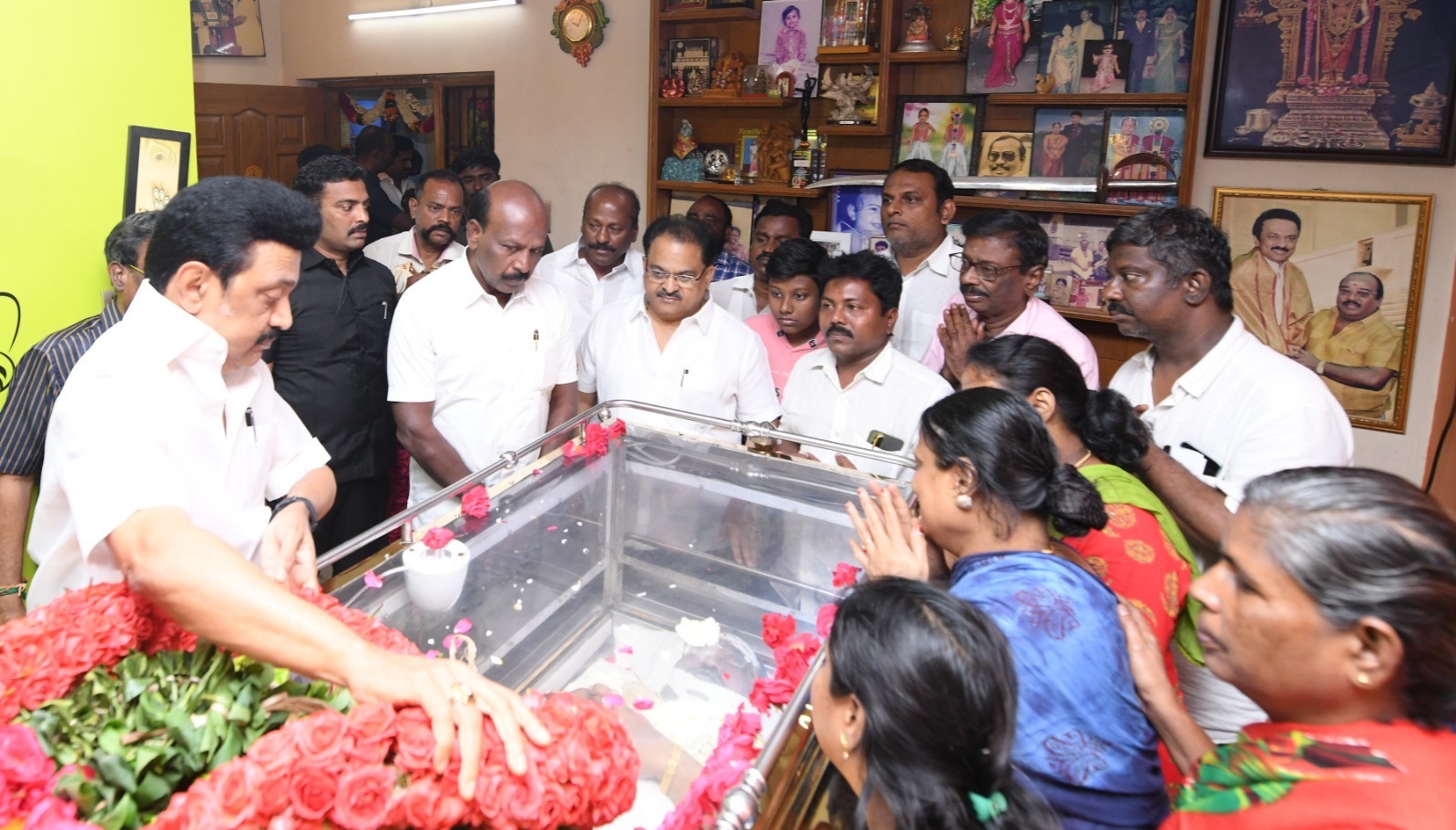 Stalin pays last respects to Vani Jairam at her residence