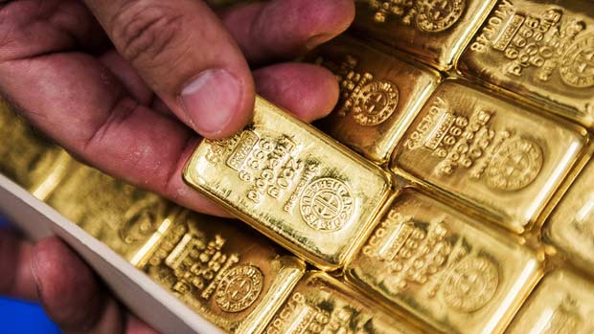 After continuous spike, gold price falls by ₹640 per sovereign After continuous spike, gold price falls by ₹640 per sovereign