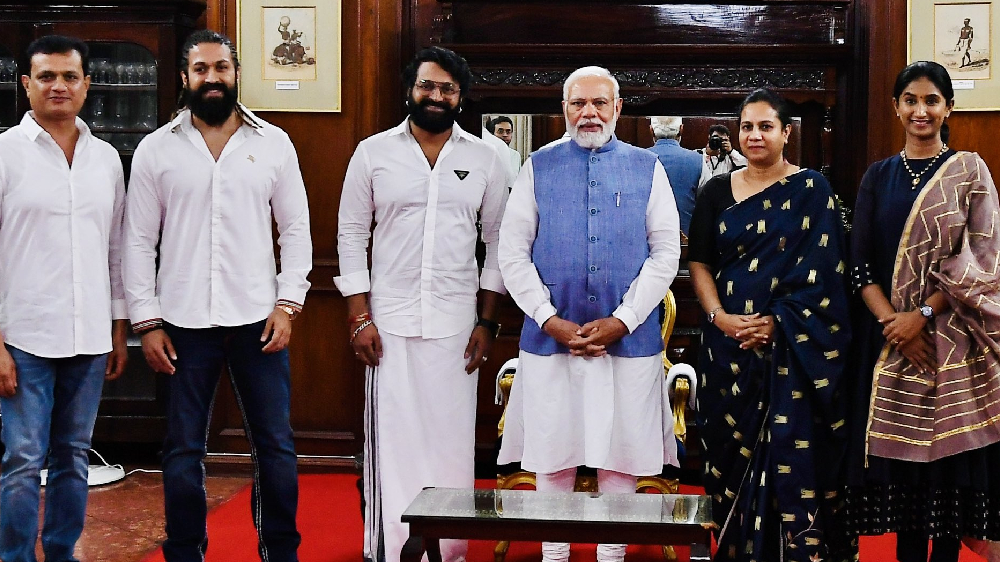 Modi meets Yash, Rishab, former cricketers over dinner in Bengaluru Modi meets Yash, Rishab, former cricketers over dinner in Bengaluru