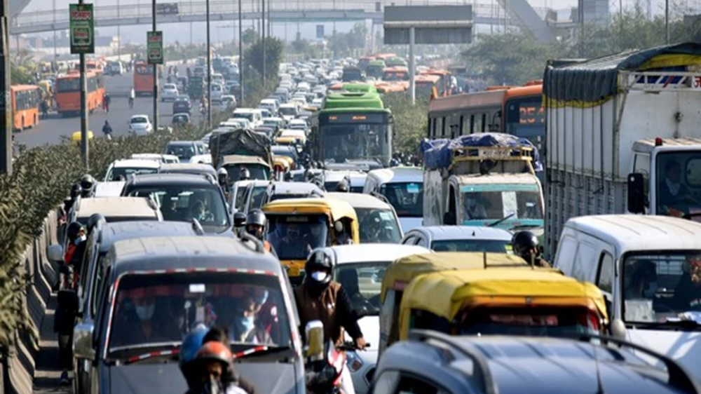 Traffic in Delhi; commuters urge police to provide solution