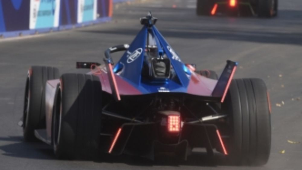 Chaos as vehicular traffic intrudes Formula E race track in Hyderabad Chaos as vehicular traffic intrudes Formula E race track in Hyderabad