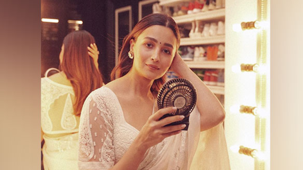 After pap invades Alias privacy, Anushka, Arjun call out media house After pap invades Alias privacy, Anushka, Arjun call out media house