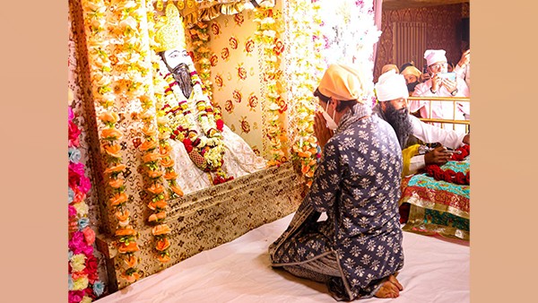 Priyanka pays tribute to Sant Ravidas on his birth anniversary