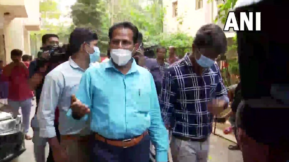 Forensic team arrives at singer Vani Jairams residence Forensic team arrives at singer Vani Jairams residence