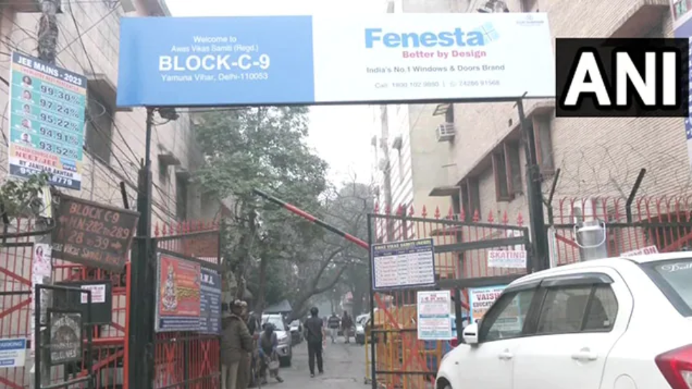 Father-son shot at over parking issue in Delhi Father-son shot at over parking issue in Delhi