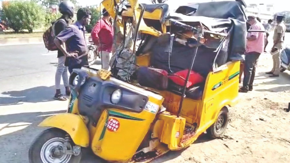 3 dead after auto rams into lorry parked on NH near Acharapakkam