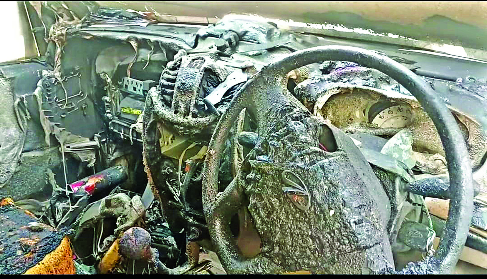 Car catches fire at Selaiyur; couple escapes with minor injuries