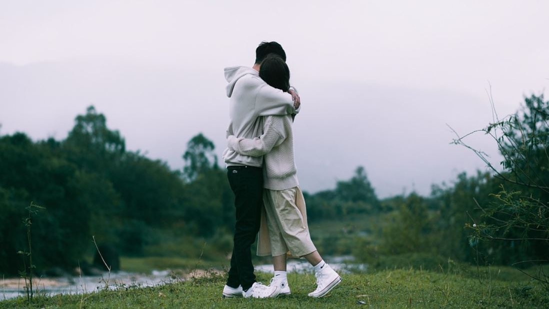 Check out these 5 physical, mental benefits of hugging