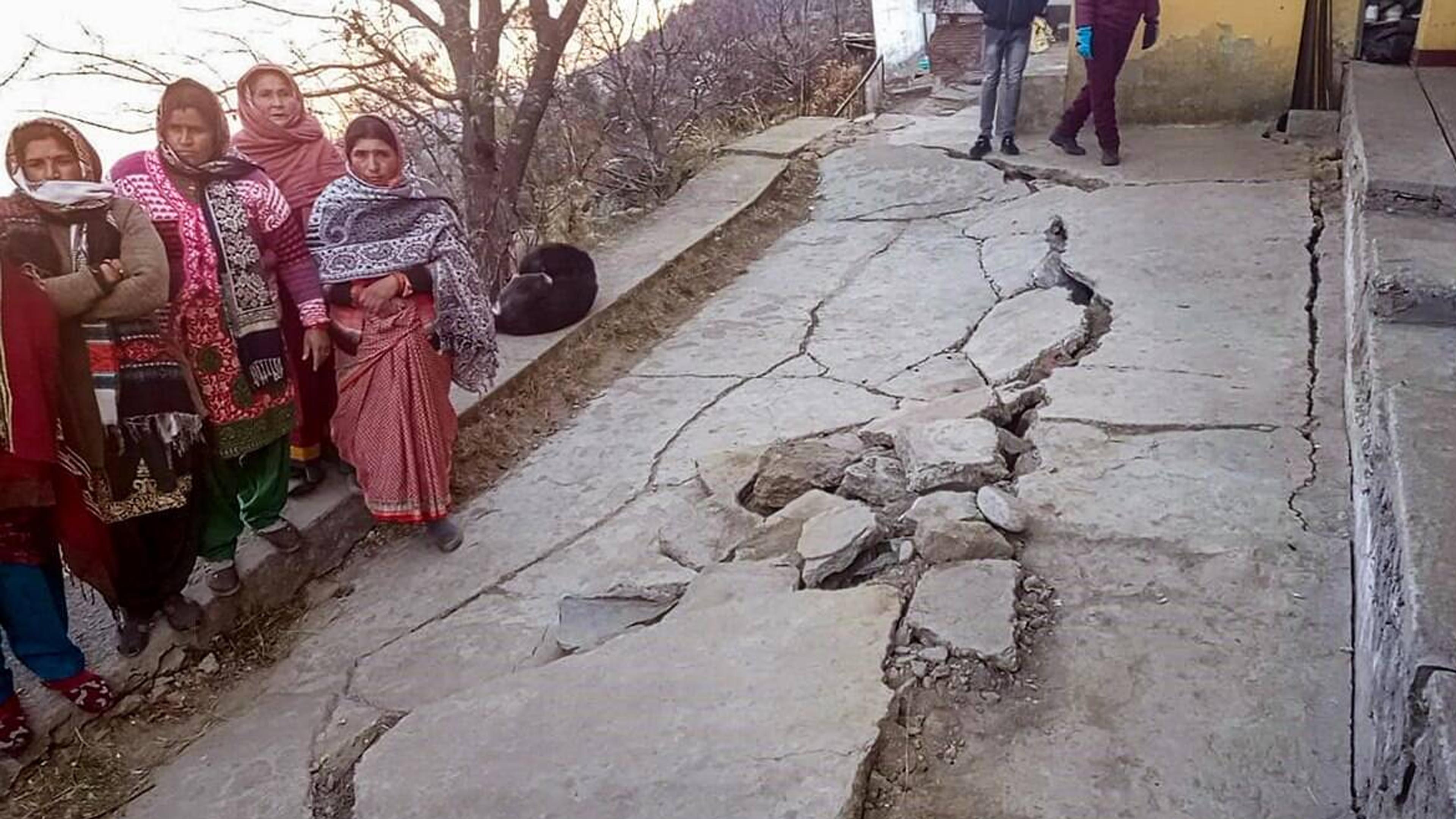 Joshimath crisis: Cracks increase, crackometer installed in house shifts