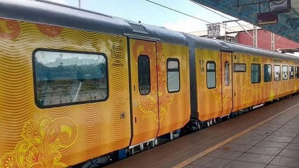 Tension at Tejas stoppage inauguration as DMK, BJP cadres raise slogans Tension at Tejas stoppage inauguration as DMK, BJP cadres raise slogans