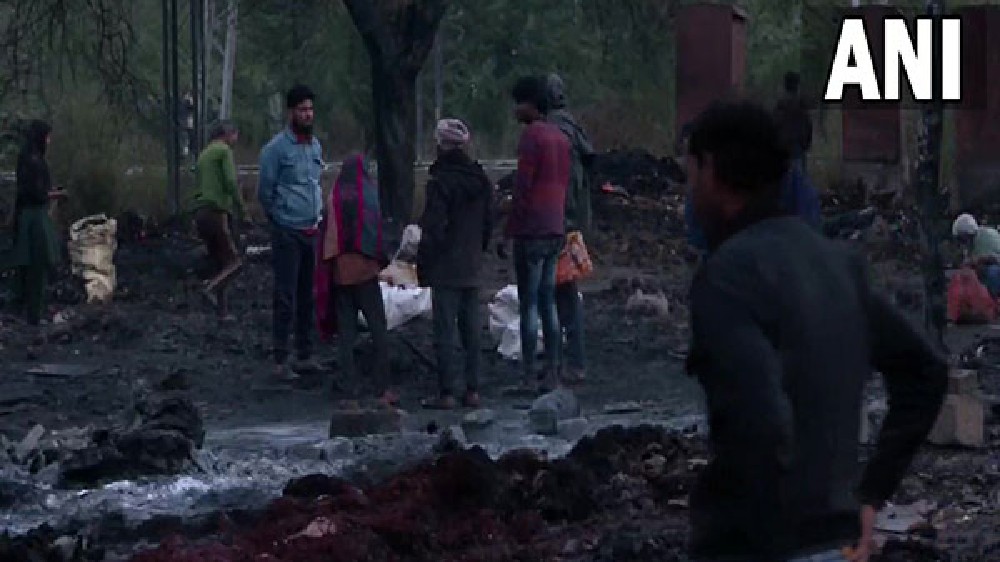 Massive fire erupts in slums of Delhis Punjabi Bagh area Massive fire erupts in slums of Delhis Punjabi Bagh area