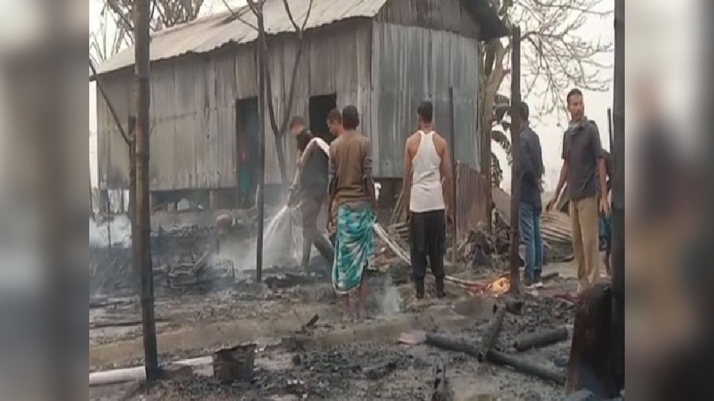 Assam: 6 houses gutted in massive fire in Kamrup Assam: 6 houses gutted in massive fire in Kamrup