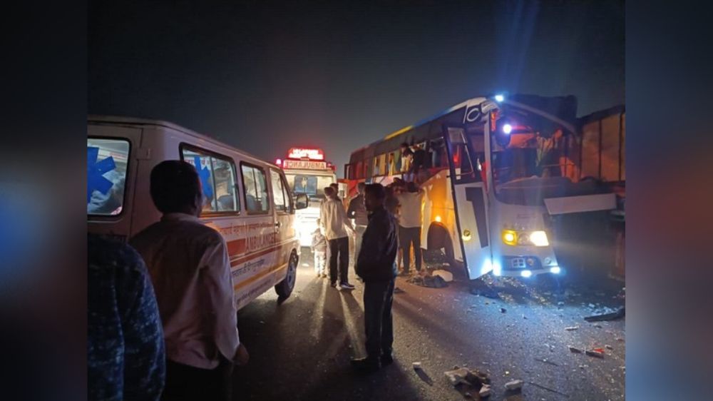 Maha: 4 dead, 15 injured as bus rams into truck on Pune-Solapur highway