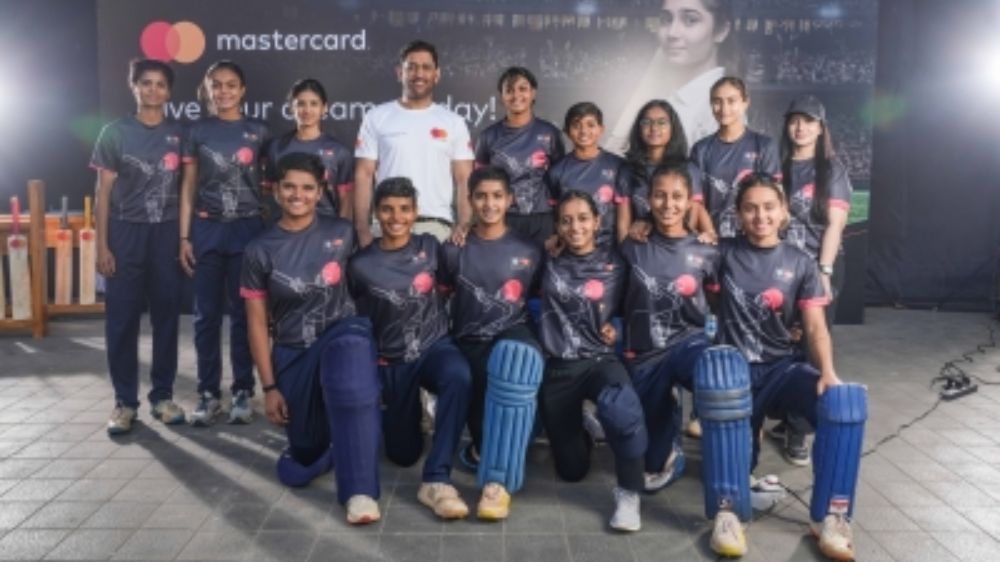 Dhoni trains women cricketers at Cricket Clinic - MSD workshop