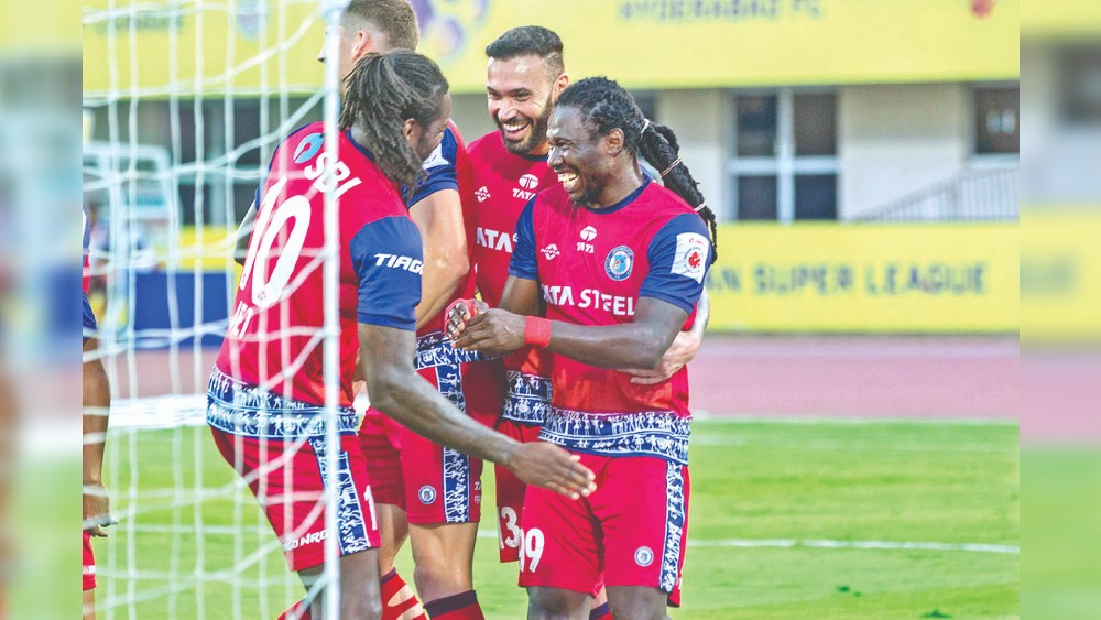10-man Jamshedpur stuns Hyderabad