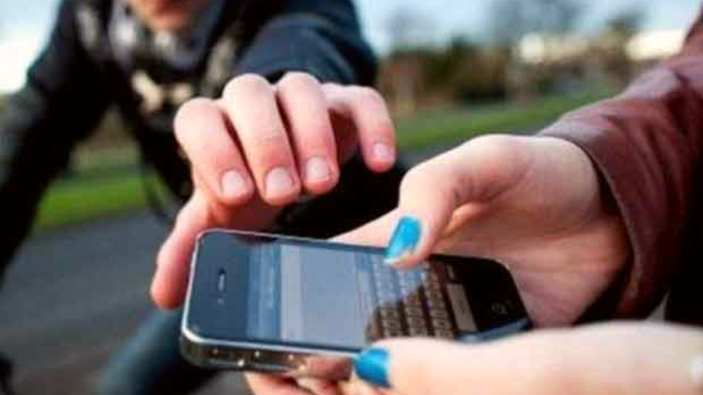 5 relieved of phones in 45 minutes by same bike duo in Chennai 5 relieved of phones in 45 minutes by same bike duo in Chennai